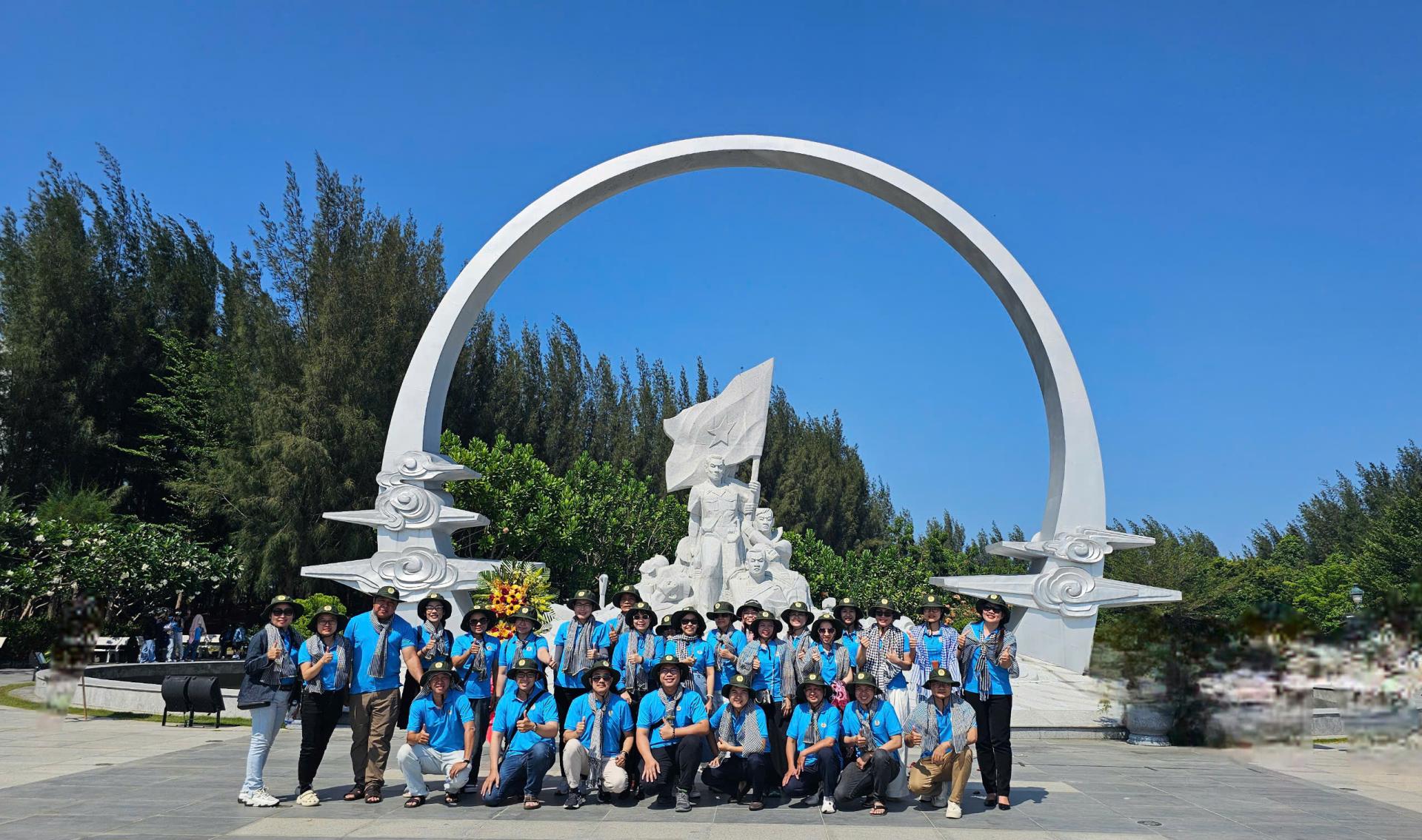 Dâng hương tưởng niệm các anh hùng liệt sỹ hy sinh trong sự kiện Gạc Ma.